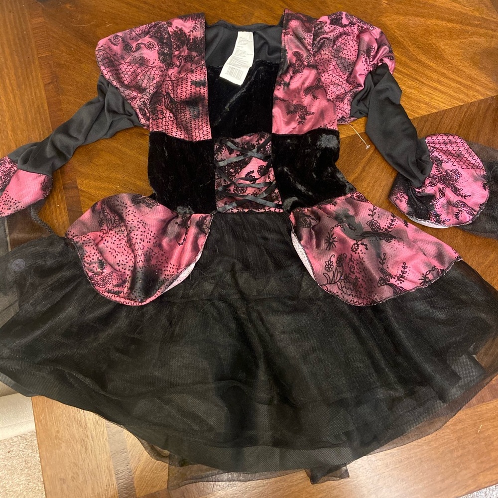 Girl’s size 7/8 witch costume 🎃
